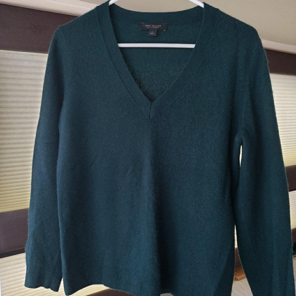 Anne Taylor 100% Cashmere Hunter Green V-Neck L